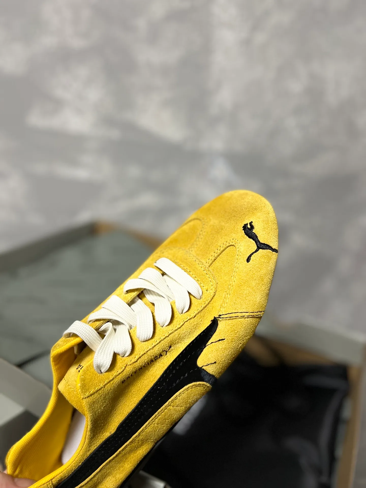 👟👟Ex-factory price 480👟👟 PUMA co-branded Balenciaga: Who knows! This pair of distressed and war-damaged Speedcats are so good-looking. The thin-soled sneakers have been upgraded to 2.0, which destroys the aesthetics of the street. More than half of the classic PUMA stripes on the side of the shoes have been "violently torn". The distressed treatment has a sense of ruined art, and it becomes the focus of the street in seconds! Hot stamping double logo + gold foil size mark on the heel, the details give a high-end feel Code number: 35-44 (45 customized)